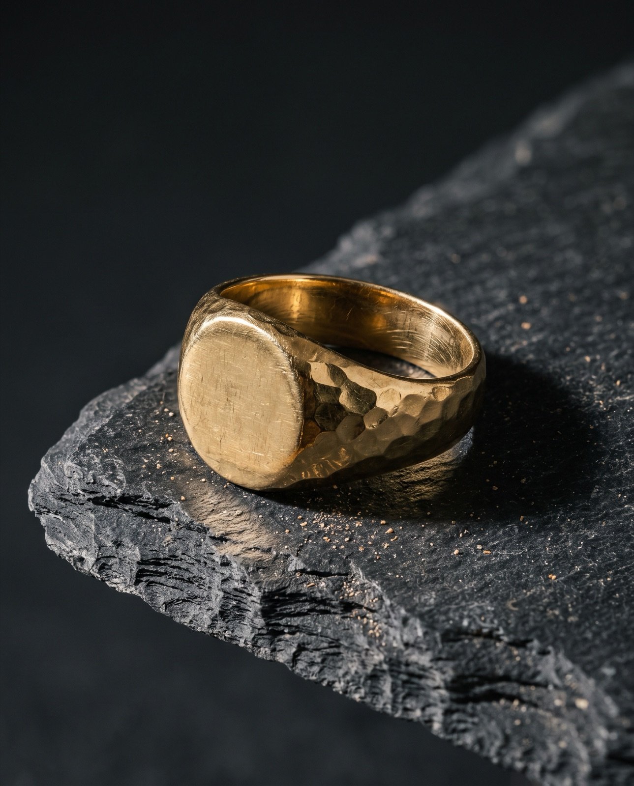Sello de oro martelé — fotografía de producto con inteligencia artificial